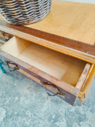 Cómoda antigua de madera y marquetería