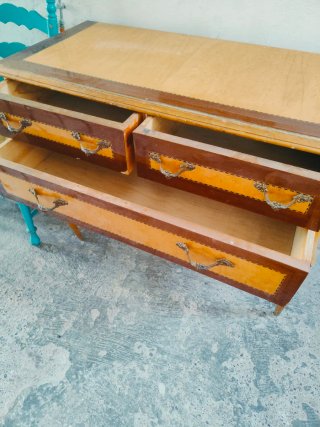 Cómoda antigua de madera y marquetería