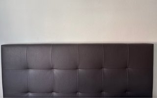 Cabezal de cama, polipiel marrón oscuro.