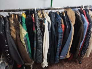 Por mudanza,vendo estanterías,ropas,etc desde 5€