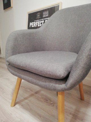Sillón butaca tela gris patas madera