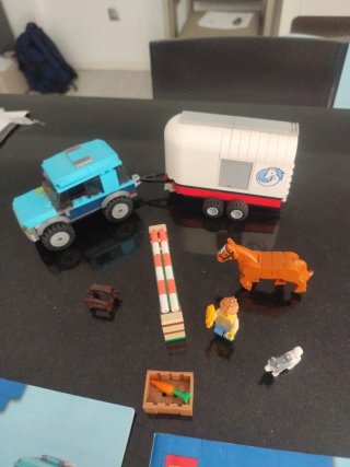 Lego City 60327 Coche y Remolque Caballos