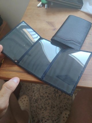 Cartera de piel negra