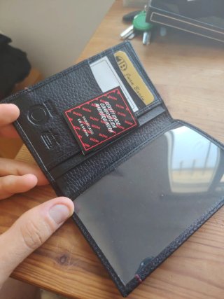 Cartera de piel negra
