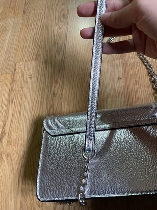 Bolso plateado con cadena