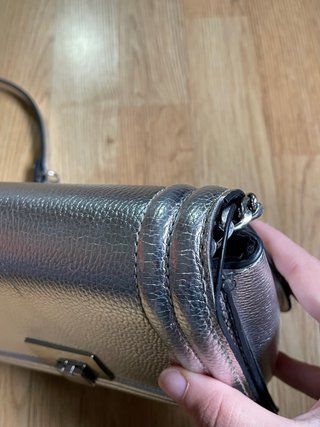 Bolso plateado con cadena