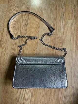 Bolso plateado con cadena