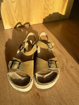 Sandalias verde oliva con hebillas.