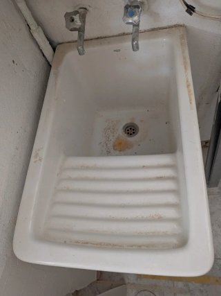 Pila de lavar blanca