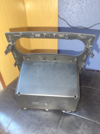 Radio Mercedes W169 con moldura inferior