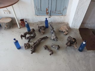 Bottiglie blu e legno decorativo