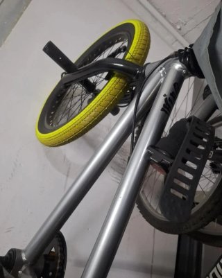 Bicicleta BMX Plata Ruedas Amarillas