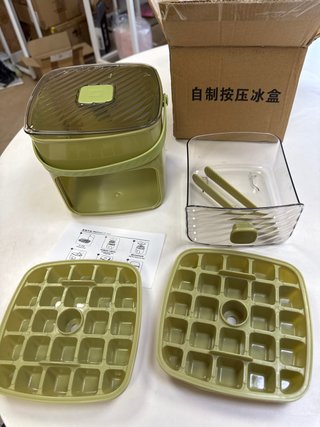 Máquina de hielo con pinzas y cubitera