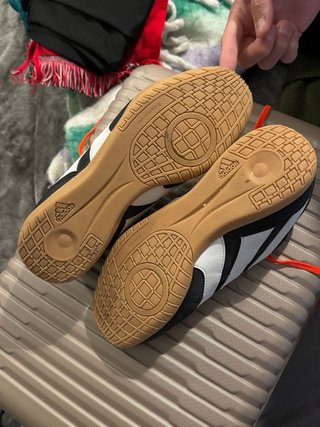 Botas de fútbol sala Adidas negras y rojas
