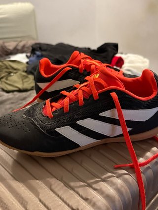 Botas de fútbol sala Adidas negras y rojas