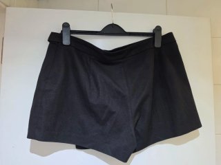 Falda pantalón negra con cinturón