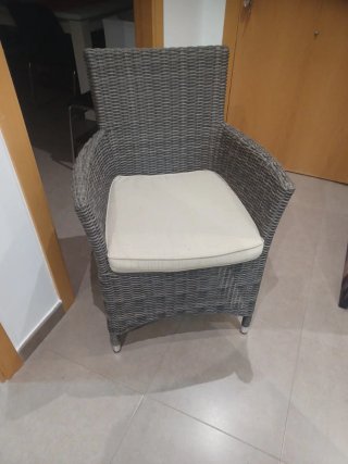 Sillón de mimbre con cojín beige