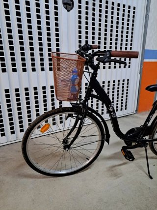 Bicicleta urbana negra con cesta - recoger en Noja