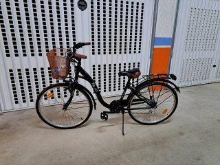 Bicicleta urbana negra con cesta - recoger en Noja