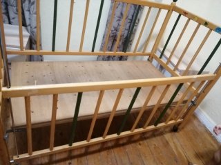Cuna de madera con colchón