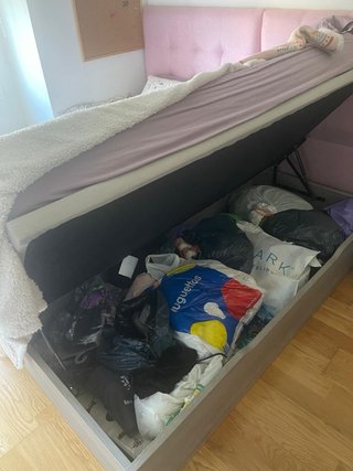 Cama individual con estampado de arcoíris