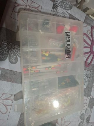 Caja de pesca con accesorios