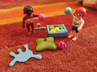 Playmobil niños con globos de agua