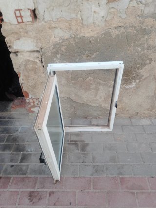 Ventana blanca con cristal translúcido