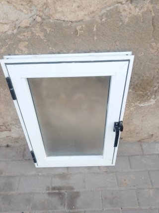 Ventana blanca con cristal translúcido