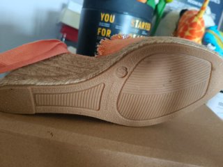 Sandalias de cuña con lazo naranja