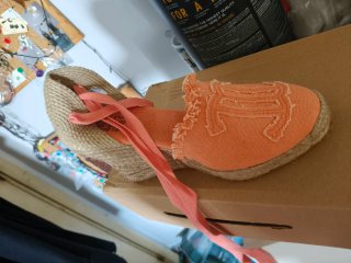 Sandalias de cuña con lazo naranja
