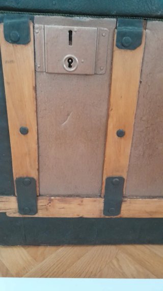 Baúl antiguo de madera y metal
