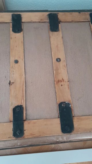 Baúl antiguo de madera y metal