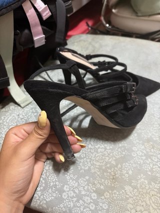 Tacones negros de punta con tiras