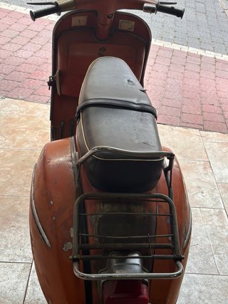 Vespa con documentación