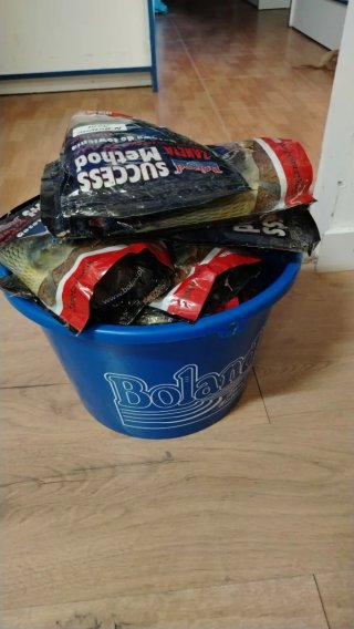 Cubo con cebo para pesca