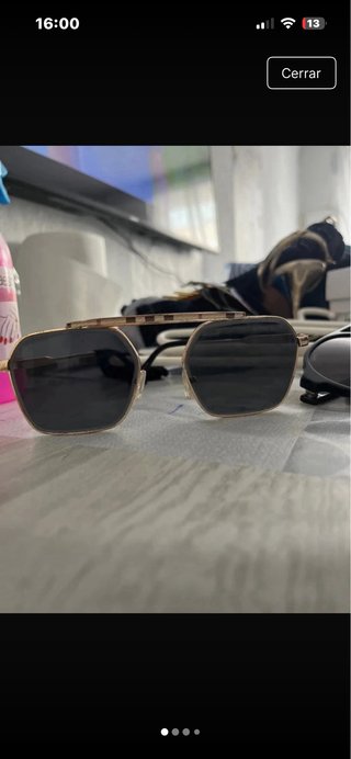 Gafas de sol cuadradas doradas y negras