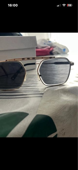 Gafas de sol cuadradas doradas y negras
