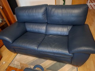 Sofá de piel azul