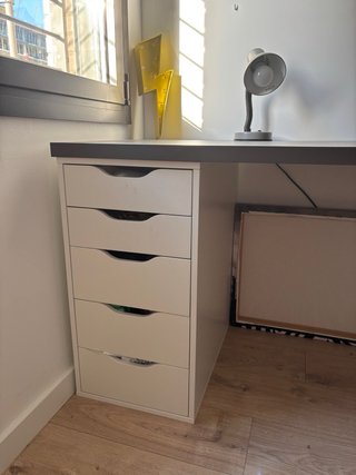 Escritorio gris y blanco