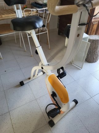 Bicicleta Estática Blanca y Naranja