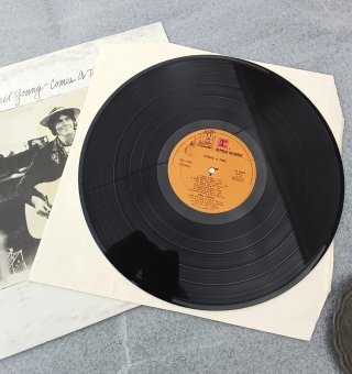 Neil Young - Comes A Time LP 1978 edição Italiana