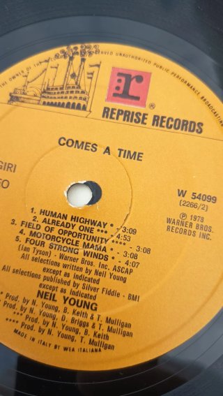 Neil Young - Comes A Time LP 1978 edição Italiana