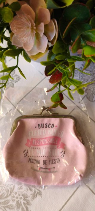 Monedero rosa con detalles dorados