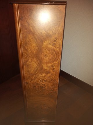 Bonita cajonera de madera de estilo clásico