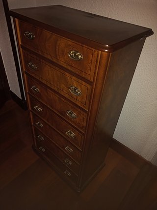 Bonita cajonera de madera de estilo clásico