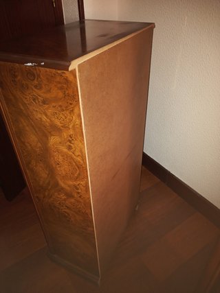 Bonita cajonera de madera de estilo clásico