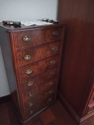 Bonita cajonera de madera de estilo clásico