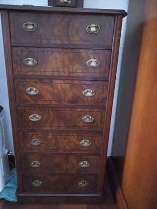 Bonita cajonera de madera de estilo clásico