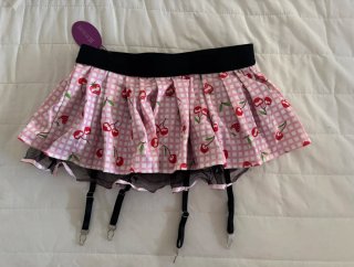 Falda corta con estampado de cerezas